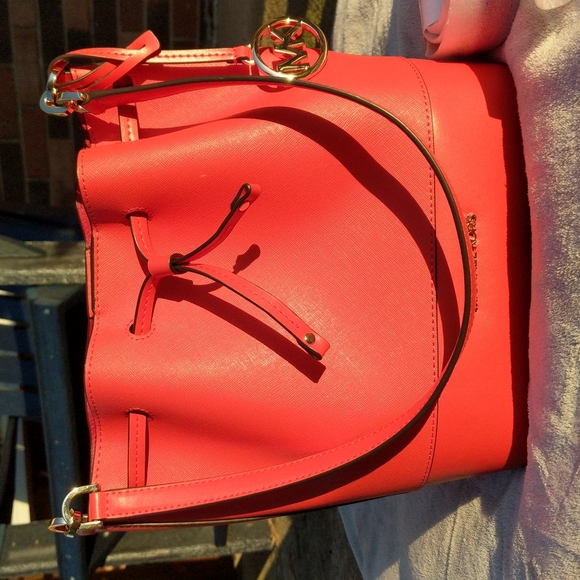 Michael Kors Eva Bucket Bag - Picture 5 of 12